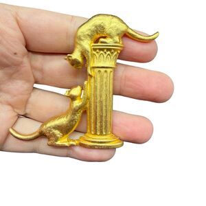 JJ Jonette Signed Designer Sphinx Egyptian Style Gold cats on pedestal Brooch